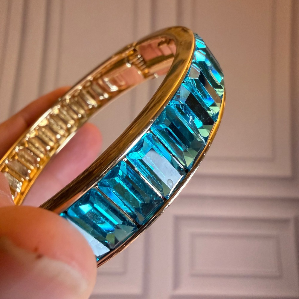 Sparkles! Blue Crystal Emerald Cut Hinged Bangle Bracelet Gold Tone Heidi Daus - Picture 2 of 5